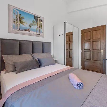 Antonija 罗戈兹尼察